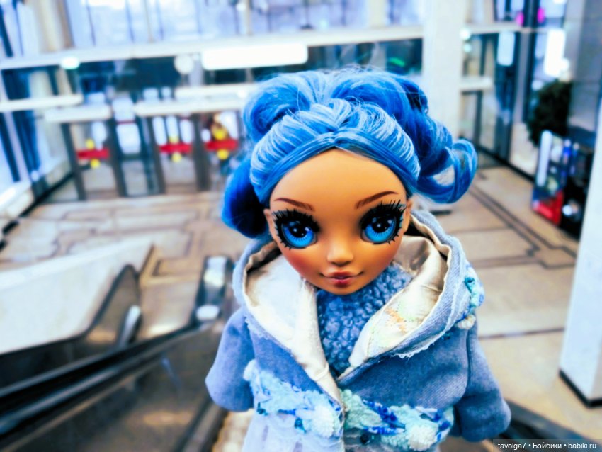 Rainbow High Junior Skyler первая прогулка по Москве (фото 7)