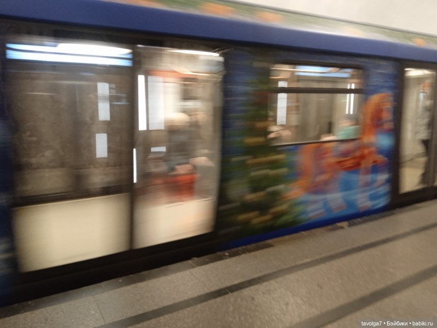 Rainbow High Junior Skyler первая прогулка по Москве