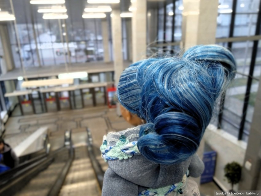 Rainbow High Junior Skyler первая прогулка по Москве (фото 3)