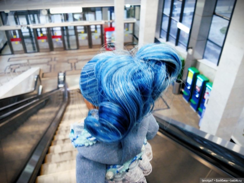 Rainbow High Junior Skyler первая прогулка по Москве (фото 4)