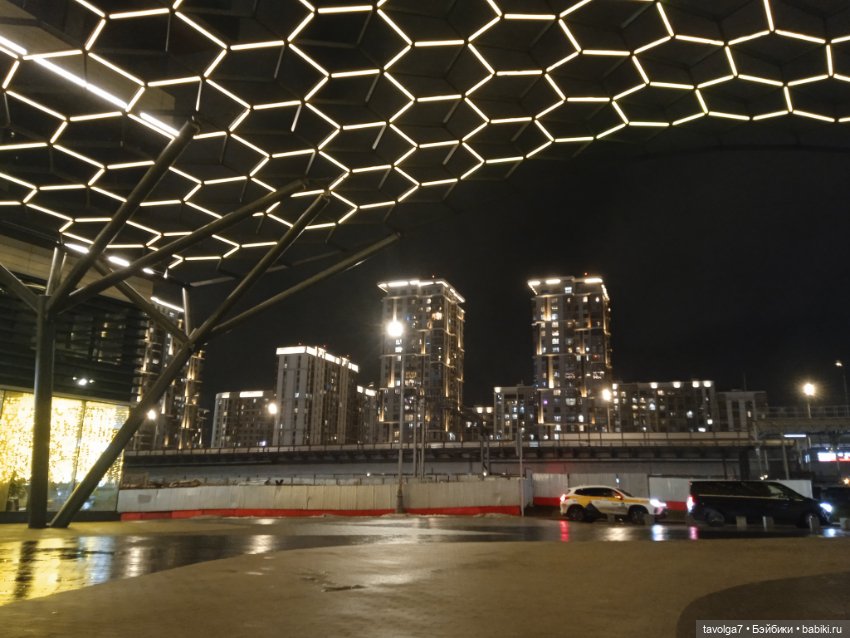 Rainbow High Junior Skyler первая прогулка по Москве