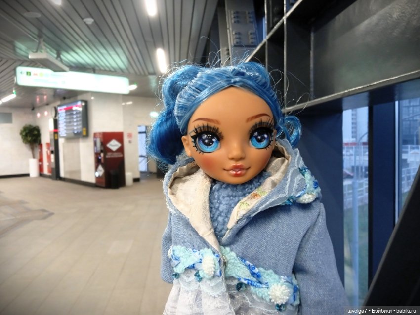 Rainbow High Junior Skyler первая прогулка по Москве