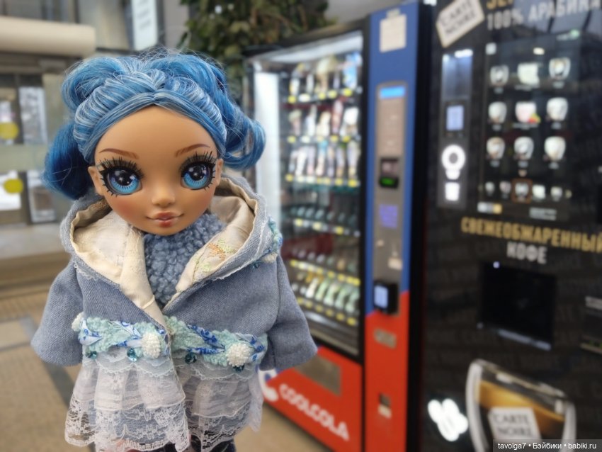 Rainbow High Junior Skyler первая прогулка по Москве (фото 6)