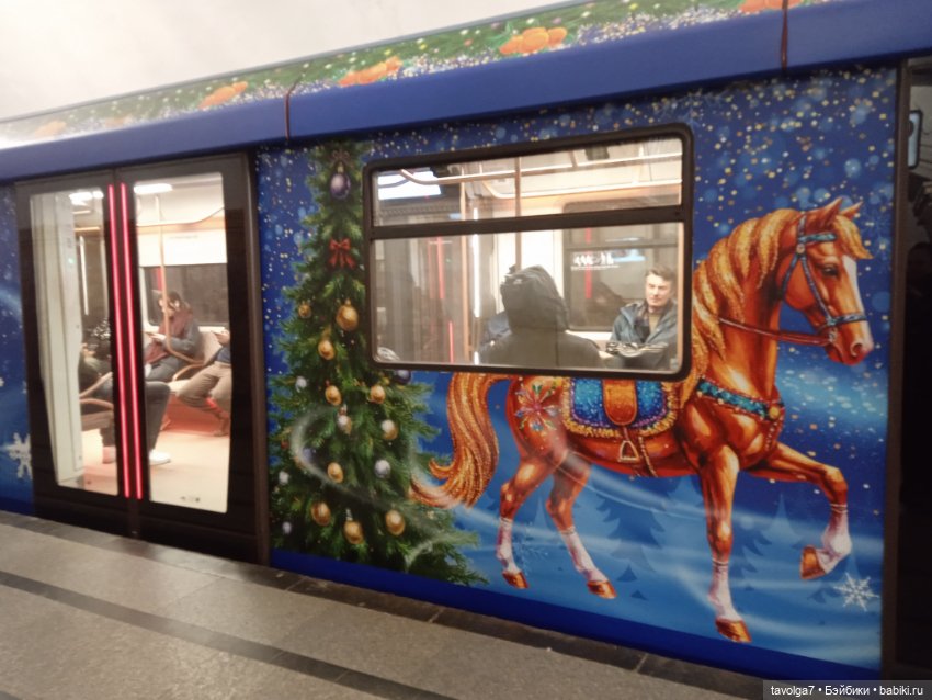 Rainbow High Junior Skyler первая прогулка по Москве