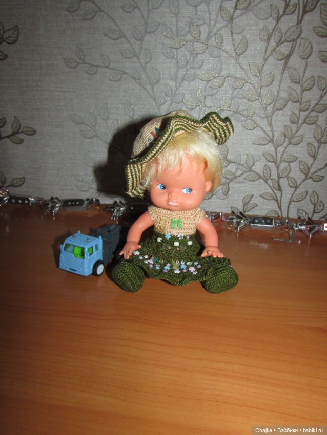 Авторский вязаный наряд\комплект с шляпой "Цветочная Фея-2" на кукол ГДР Кисс Ми \ Kiss Me (фото 6)