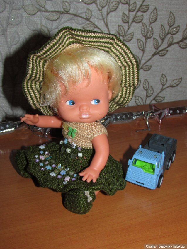 Авторский вязаный наряд\комплект с шляпой "Цветочная Фея-2" на кукол ГДР Кисс Ми \ Kiss Me (фото 2)