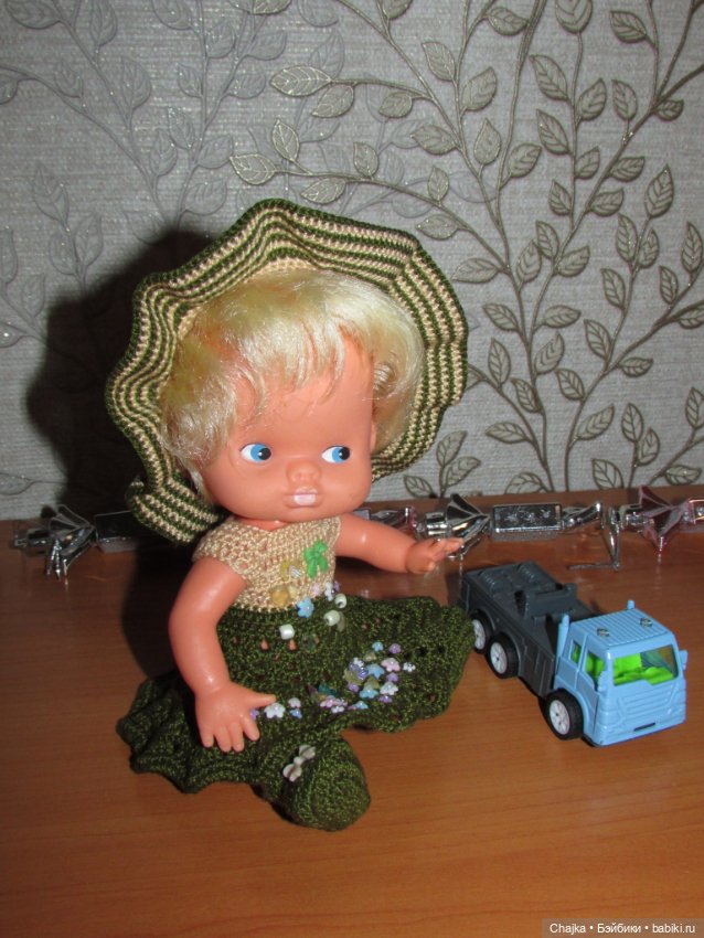 Авторский вязаный наряд\комплект с шляпой "Цветочная Фея-2" на кукол ГДР Кисс Ми \ Kiss Me (фото 3)