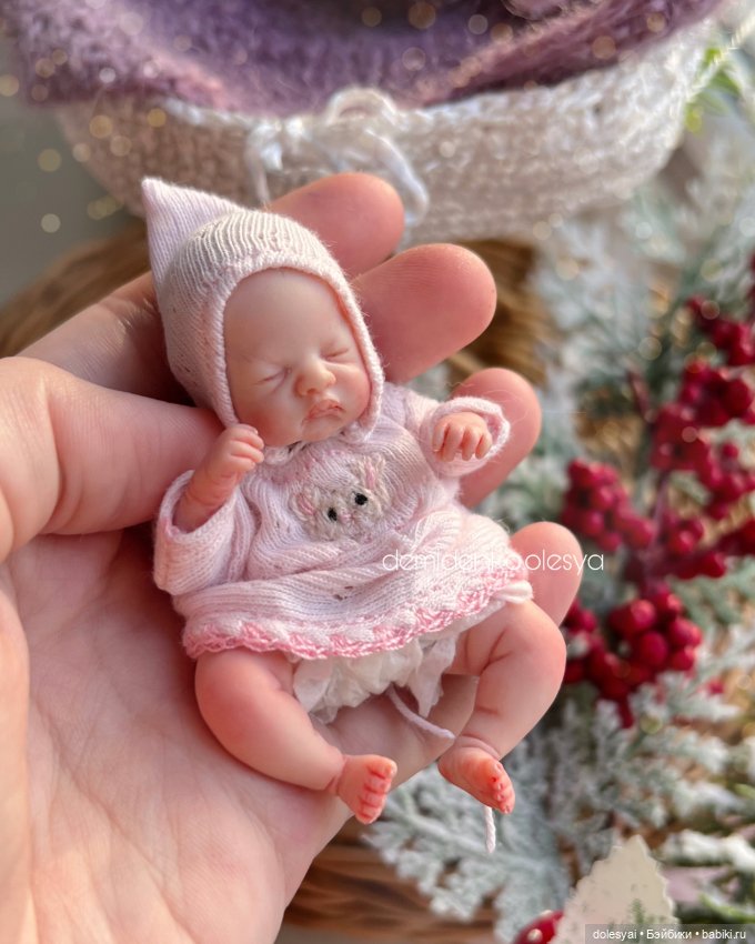 Новые комплекты одежды на миниатюрного младенца (фото 4)
