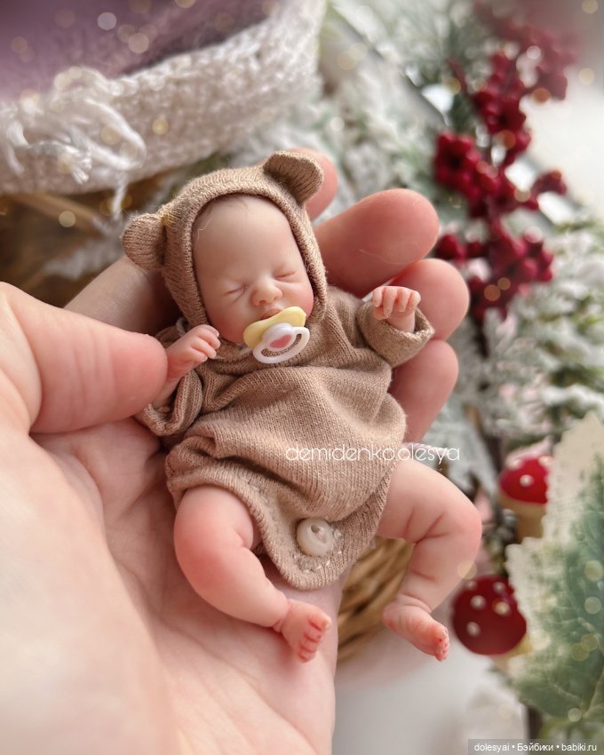 Новые комплекты одежды на миниатюрного младенца (фото 3)
