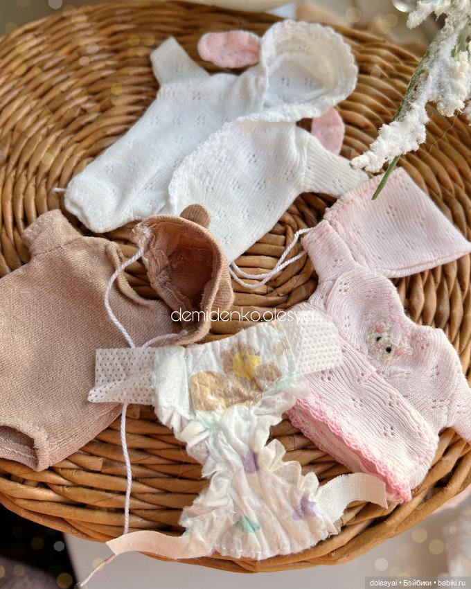 Новые комплекты одежды на миниатюрного младенца (фото 7)