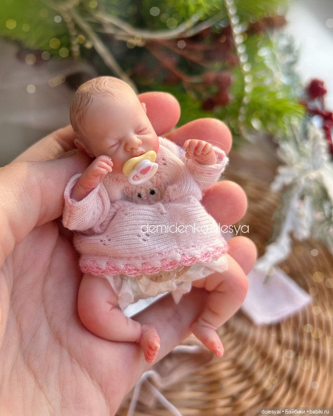 Новые комплекты одежды на миниатюрного младенца