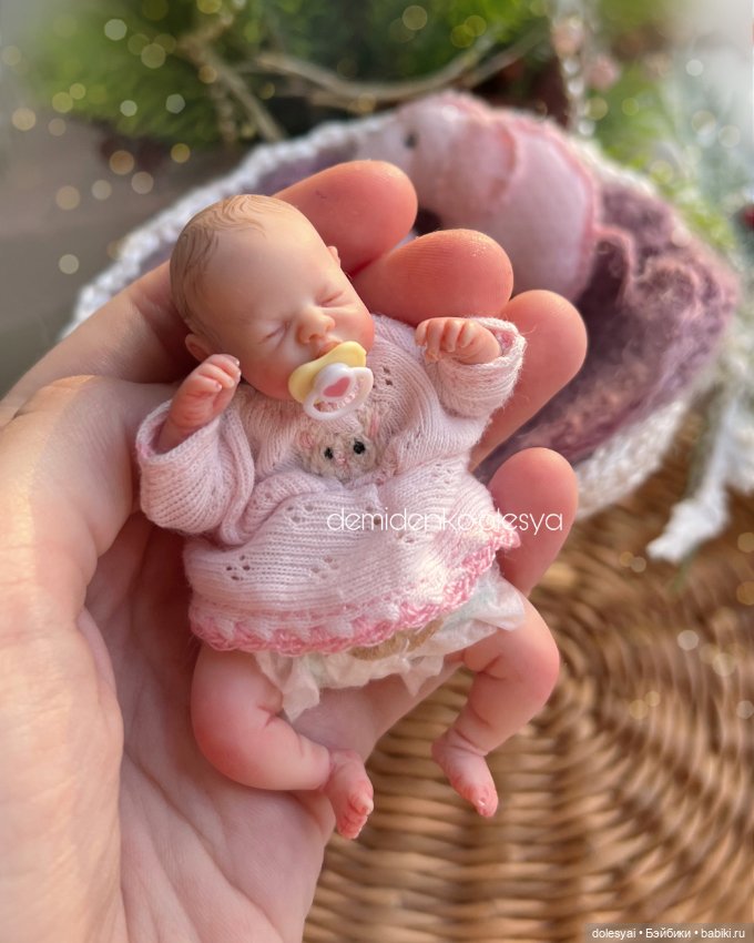 Новые комплекты одежды на миниатюрного младенца (фото 2)