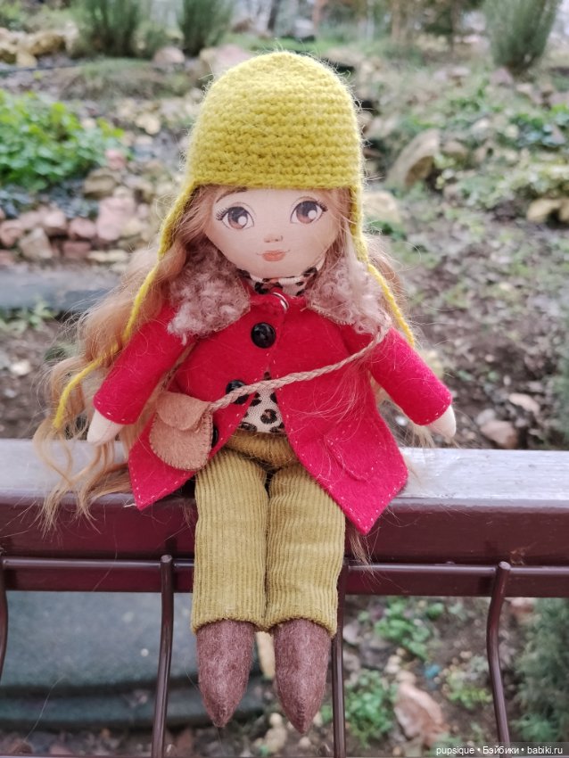 Сегодняшняя прогулка Алины в красном пальто (фото 3)