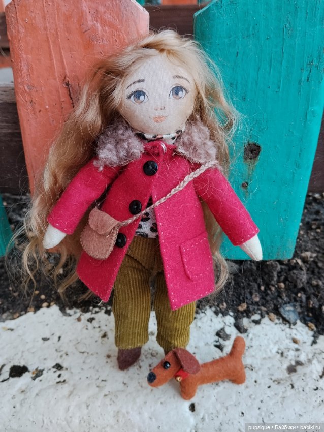 Сегодняшняя прогулка Алины в красном пальто (фото 9)