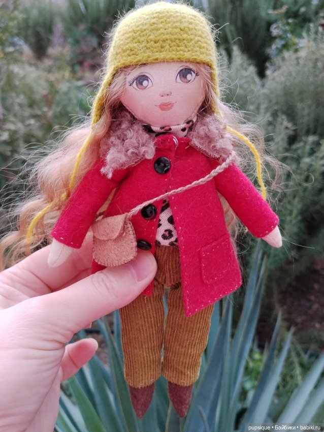 Сегодняшняя прогулка Алины в красном пальто