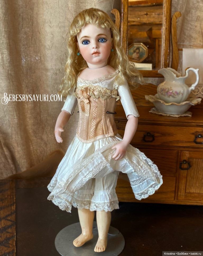 Нижнее бельё и обувь для антикварных кукол