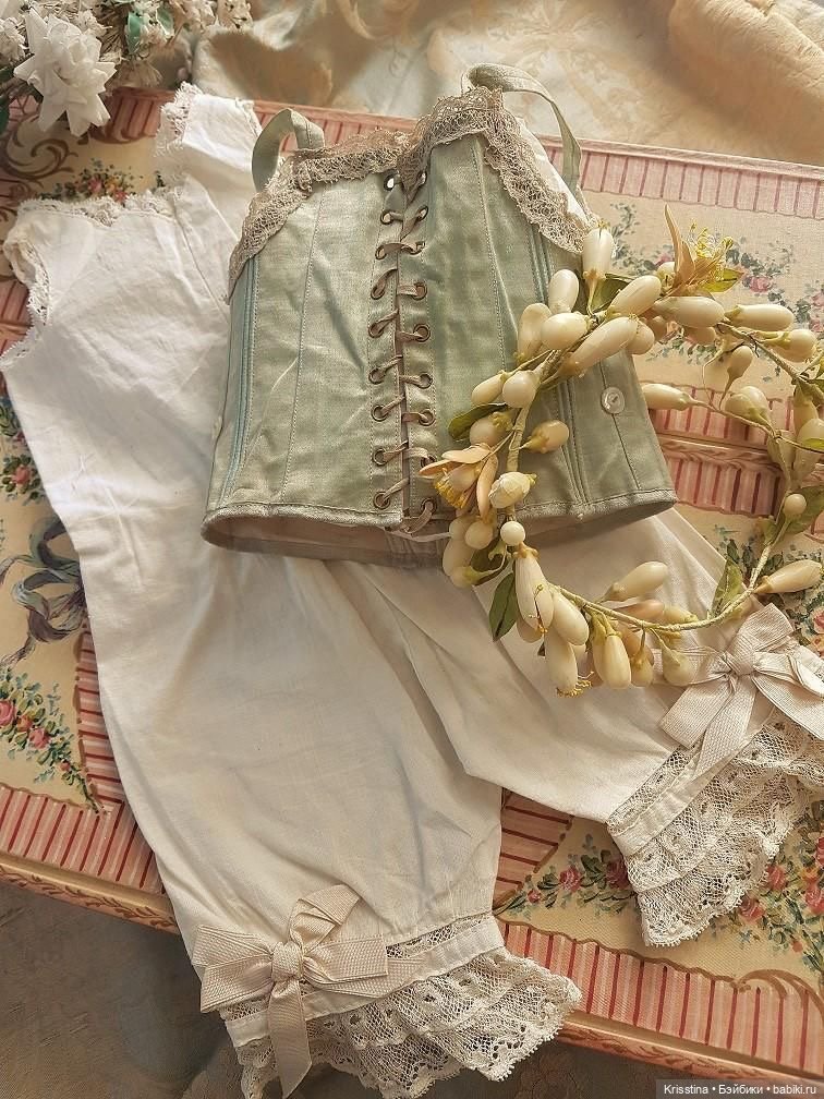 Нижнее бельё и обувь для антикварных кукол