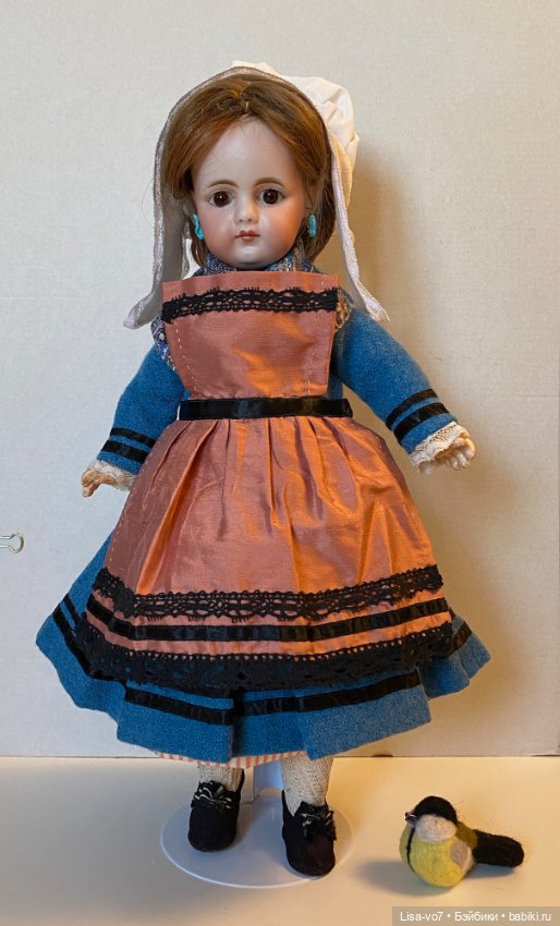 Региональный костюм Нормандии для антикварной куклы