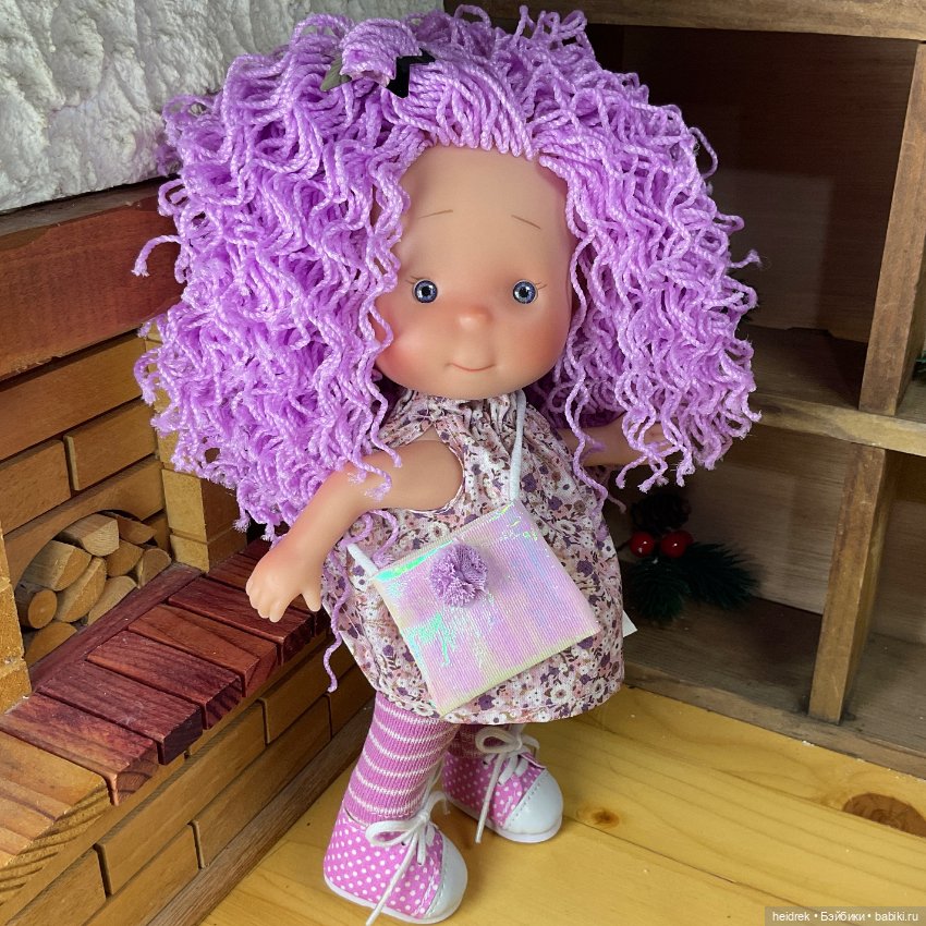 Кукла Little Pippa 23 см: Маленькая Пиппа с волосами фиолетовыми нитками (фото 4)