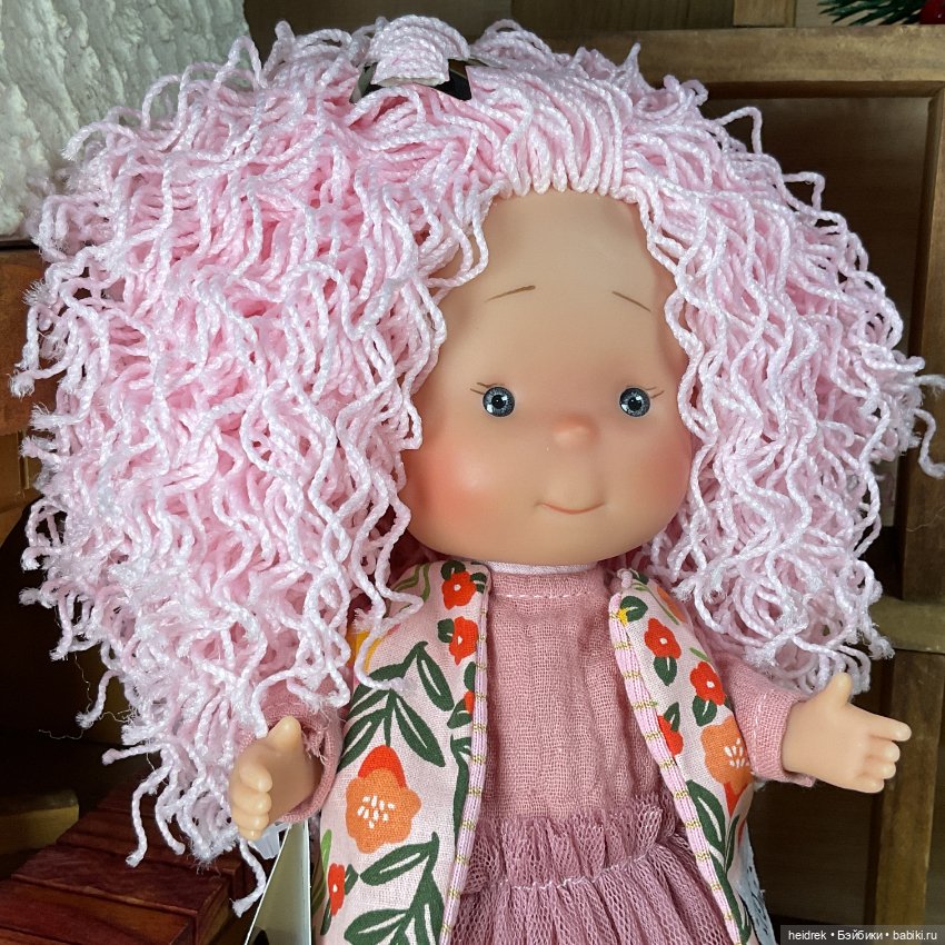 Кукла Little Pippa 23: Маленькая Пиппа с розовыми шерстяными волосами (фото 2)