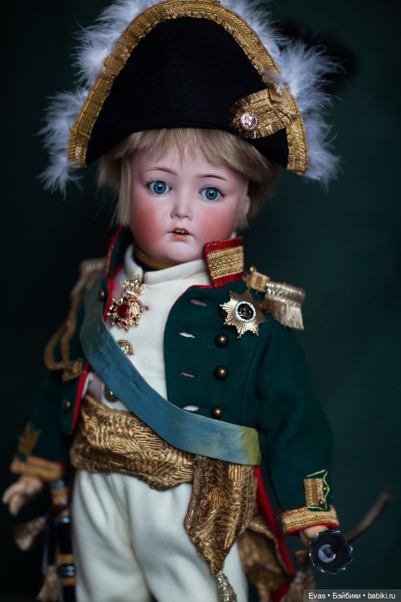 Между строем и парадом: костюм как памятник эпохе»