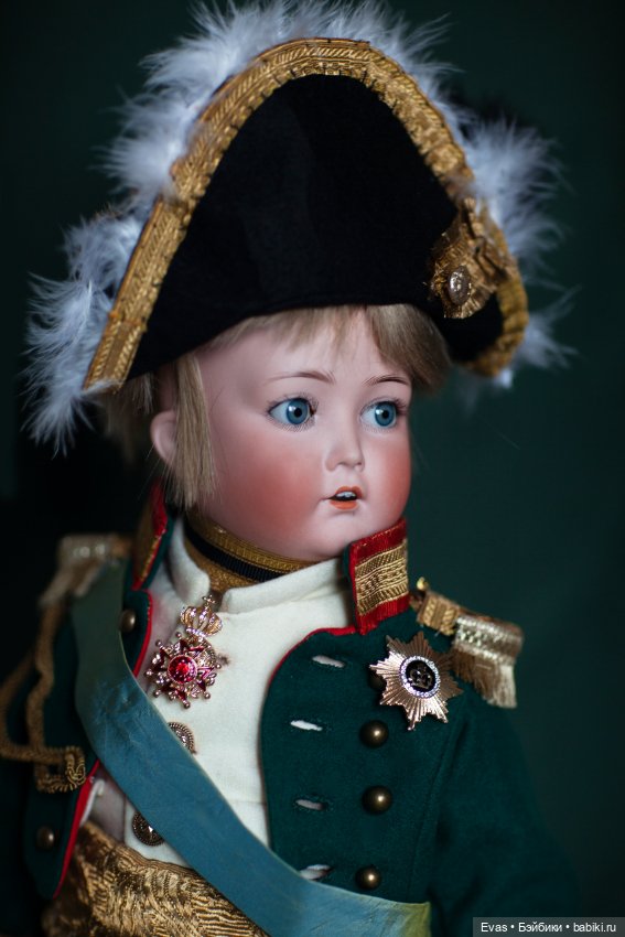 Между строем и парадом: костюм как памятник эпохе»