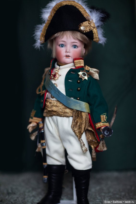 Между строем и парадом: костюм как памятник эпохе»