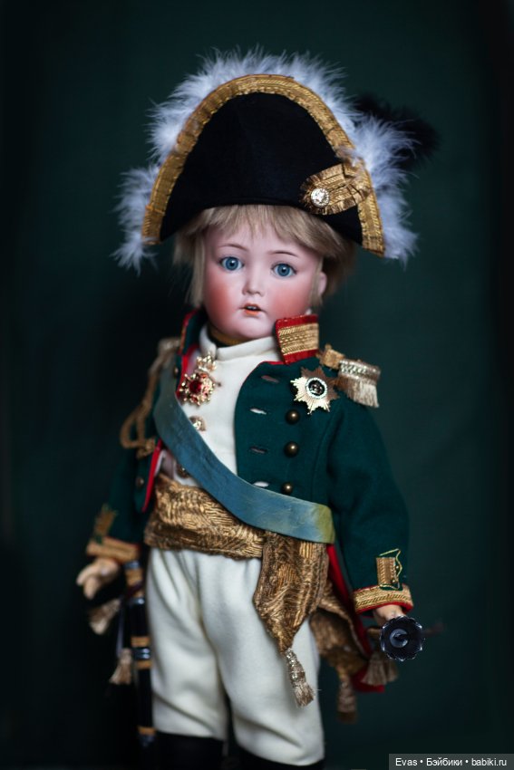 Между строем и парадом: костюм как памятник эпохе»