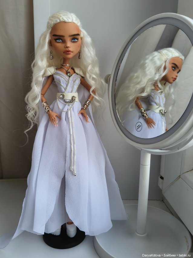 Ооак Дейнерис Таргариен на кукле Монстер хай Клео де Нил (фото 5)