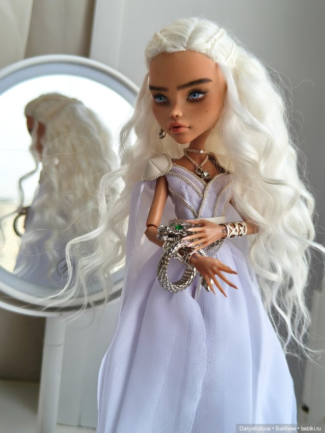Ооак Дейнерис Таргариен на кукле Монстер хай Клео де Нил