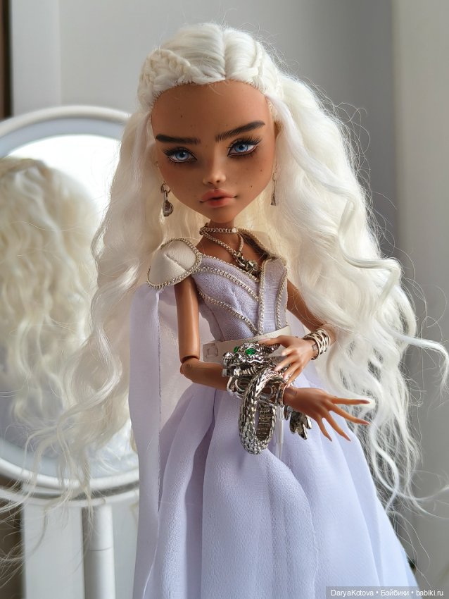 Ооак Дейнерис Таргариен на кукле Монстер хай Клео де Нил