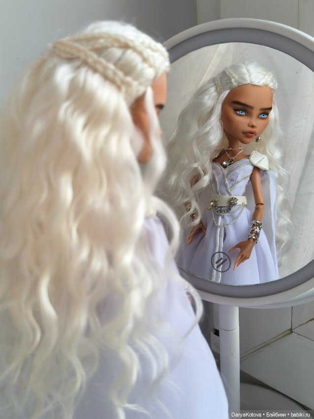 Ооак Дейнерис Таргариен на кукле Монстер хай Клео де Нил