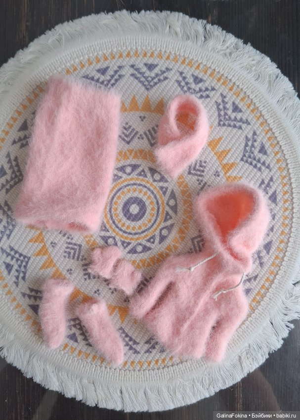 Раскрой одежды из пары пушистых носков (фото 5)