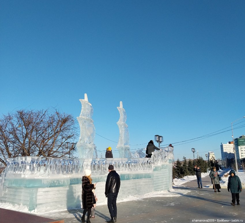Ледяные скульптуры на Нижней набережной Ангары (фото 3)