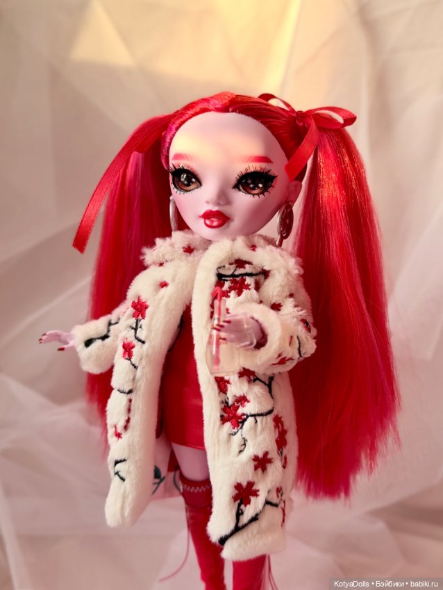 Красная лошадка — Куклы Rainbow High (Рейнбоу Хай