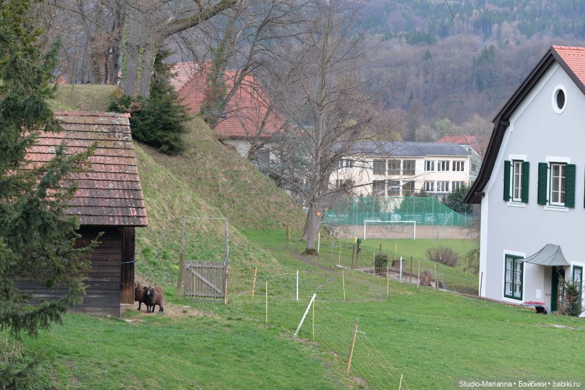 Sugar и Sky Ruby Red fashion friends на прогулке