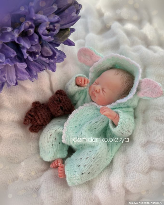 Мятный костюмчик для миниатюрной куклы младенца