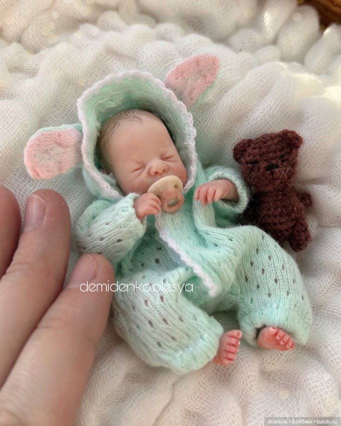 Мятный костюмчик для миниатюрной куклы младенца (фото 3)