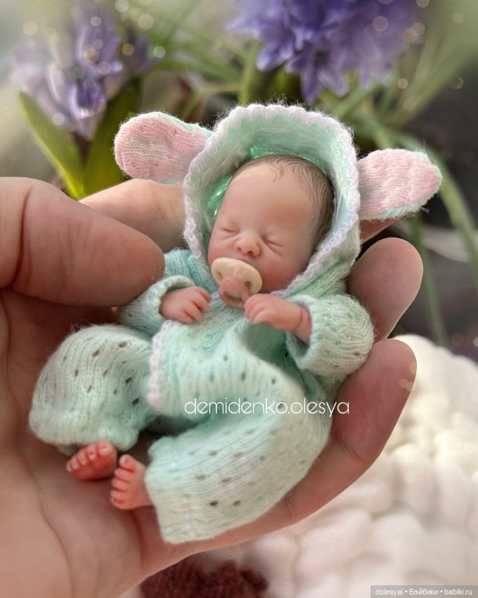 Мятный костюмчик для миниатюрной куклы младенца (фото 5)