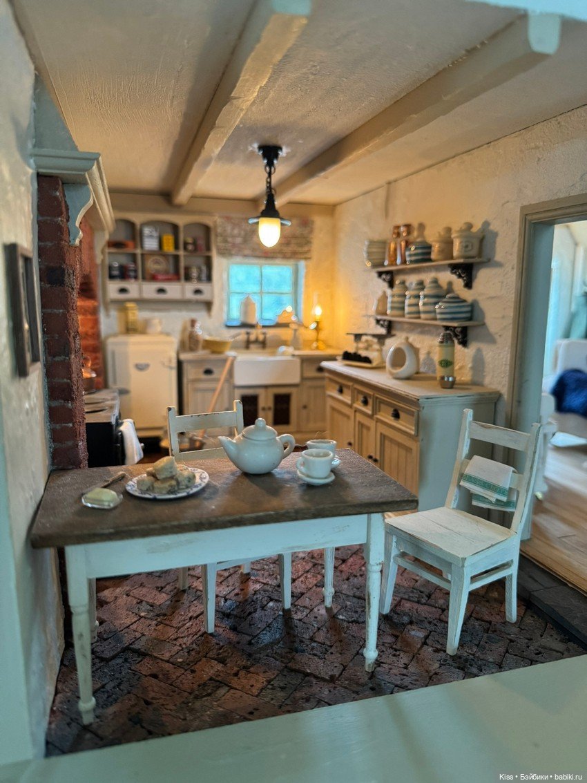Миниатюрный уют в 1:12: Тот самый белый дом Шэрон Этцель (фото 4)