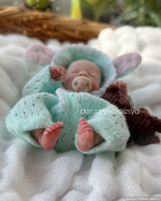 Мятный костюмчик для миниатюрной куклы младенца (фото 4)