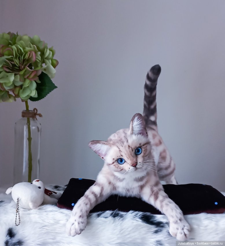 Реалистичная игрушка кот. Снежный бенгал (фото 5)