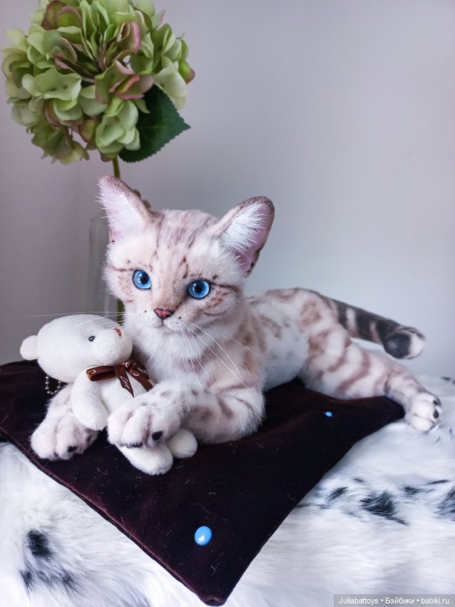 Реалистичная игрушка кот. Снежный бенгал