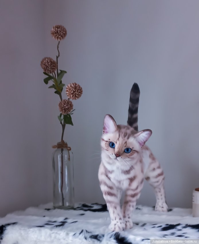 Реалистичная игрушка кот. Снежный бенгал