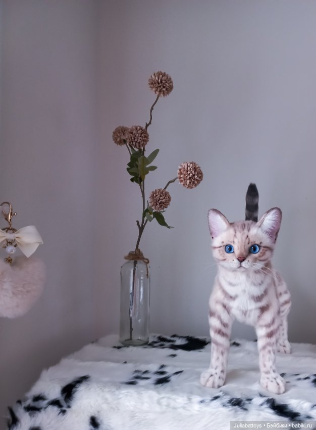 Реалистичная игрушка кот. Снежный бенгал