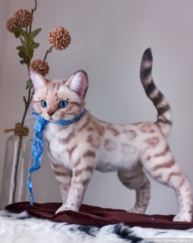 Реалистичная игрушка кот. Снежный бенгал (фото 2)