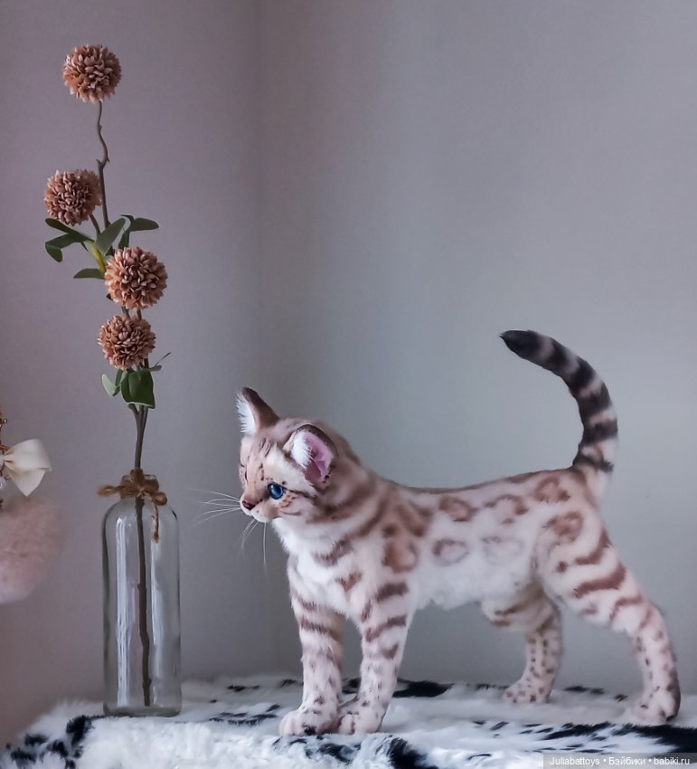 Реалистичная игрушка кот. Снежный бенгал