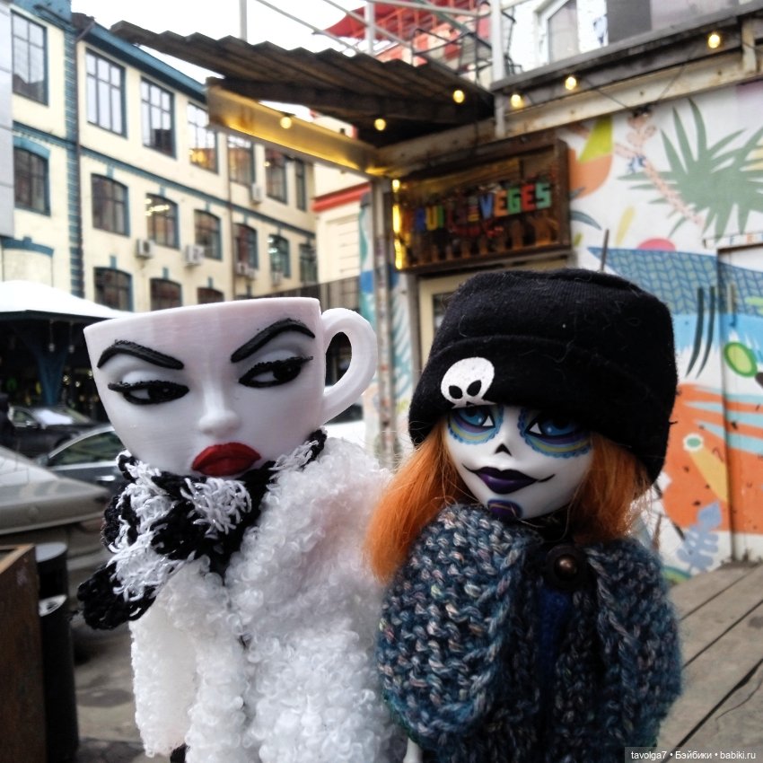 Странная компания на весенней городской прогулке