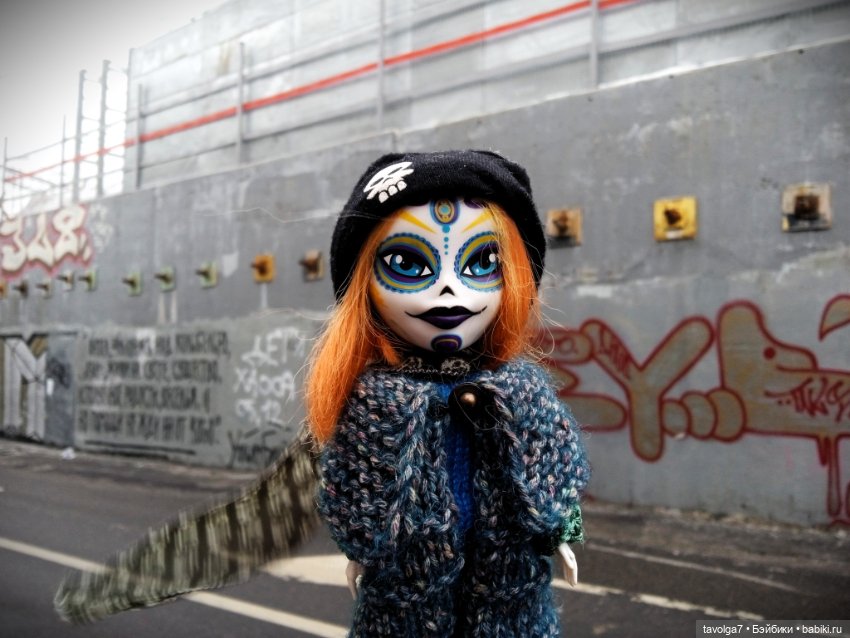 Странная компания на весенней городской прогулке