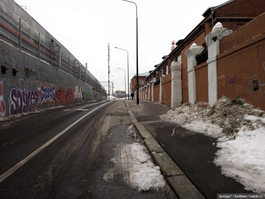 Странная компания на весенней городской прогулке